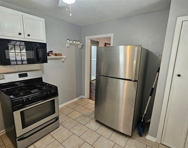 125 E 6th Street - Photo Thumbnail 6