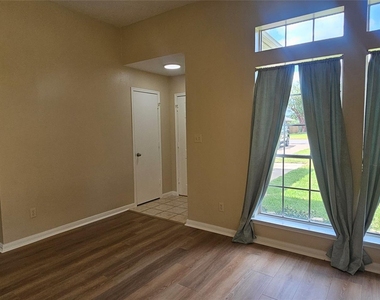 10538 Twin Circles Drive - Photo Thumbnail 5