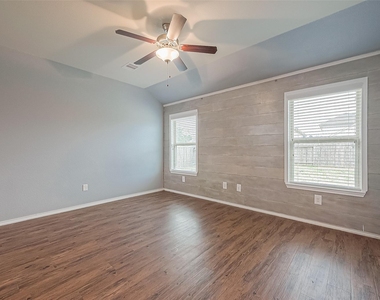 14015 Lake Crescent Drive - Photo Thumbnail 8