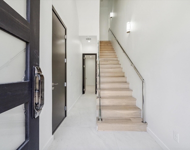 713 Memorial Heights Drive - Photo Thumbnail 1