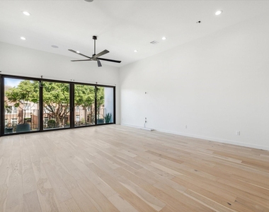 713 Memorial Heights Drive - Photo Thumbnail 5