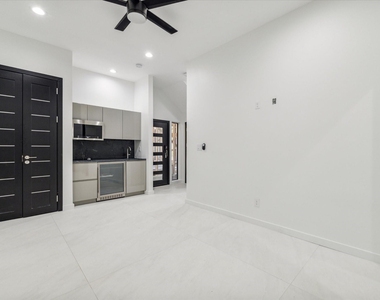 713 Memorial Heights Drive - Photo Thumbnail 3