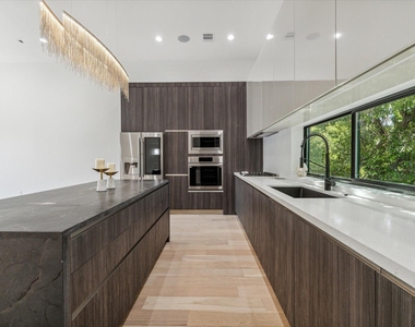 713 Memorial Heights Drive - Photo Thumbnail 10