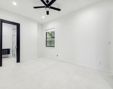 713 Memorial Heights Drive - Photo Thumbnail 2