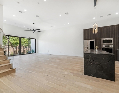 713 Memorial Heights Drive - Photo Thumbnail 4