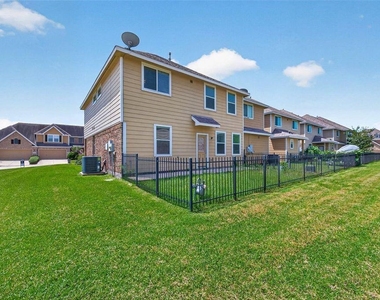 8506 Sunset Loch Drive - Photo Thumbnail 36