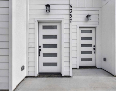 4357 Elmwood Street - Photo Thumbnail 3