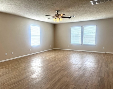 2231 Tandy Park Way - Photo Thumbnail 12