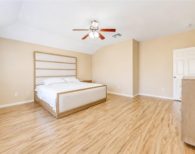 6315 Linfield Bluff Lane - Photo Thumbnail 11