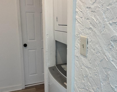 658 Young Street - Photo Thumbnail 3
