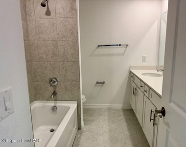 856 Castleford Avenue Ne - Photo Thumbnail 13