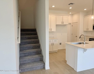 856 Castleford Avenue Ne - Photo Thumbnail 5