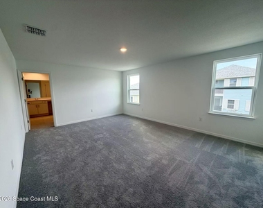 856 Castleford Avenue Ne - Photo Thumbnail 8