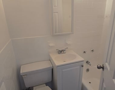 East 61 Street - Photo Thumbnail 4