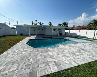 2215 W Vina Del Mar Boulevard - Photo Thumbnail 2