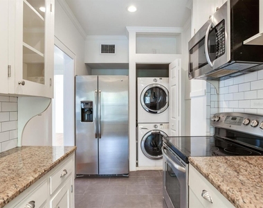 2114 W Dekle Avenue - Photo Thumbnail 3