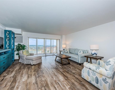 10355 Paradise Boulevard - Photo Thumbnail 11
