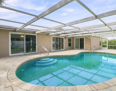 7235 Westwind Drive - Photo Thumbnail 13