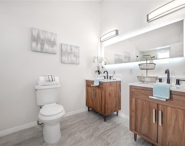 9417 Citrus Glen Place - Photo Thumbnail 12