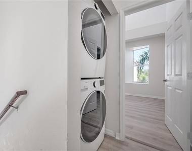 9417 Citrus Glen Place - Photo Thumbnail 16