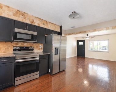520 83rd Avenue N - Photo Thumbnail 10