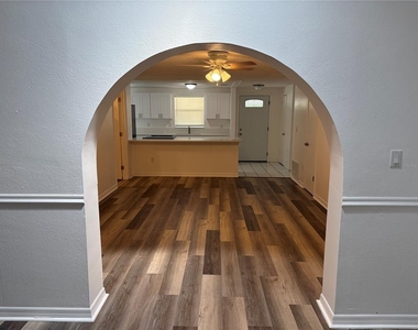 1108 Hollywood Avenue - Photo Thumbnail 10