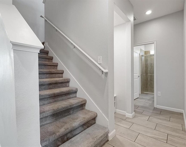 1121 Hendon Loop - Photo Thumbnail 20