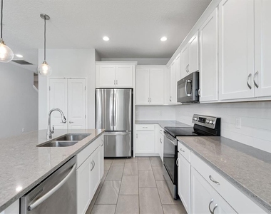 1121 Hendon Loop - Photo Thumbnail 9