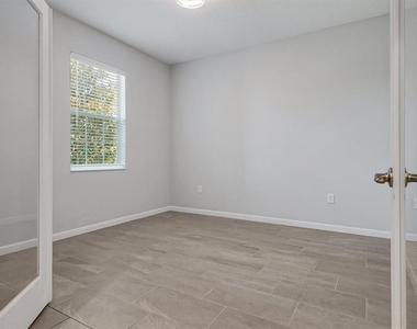 1121 Hendon Loop - Photo Thumbnail 13
