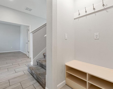 1121 Hendon Loop - Photo Thumbnail 19