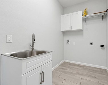 1121 Hendon Loop - Photo Thumbnail 12