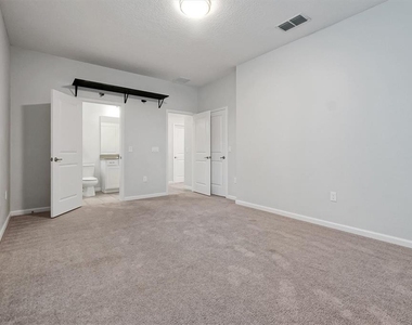 1121 Hendon Loop - Photo Thumbnail 16