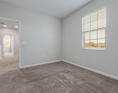 1121 Hendon Loop - Photo Thumbnail 32