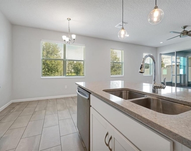 1121 Hendon Loop - Photo Thumbnail 10