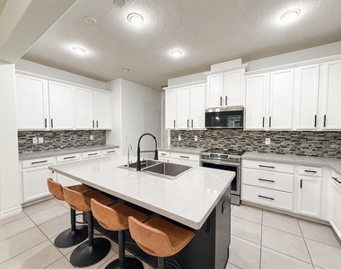 2524 Fontaine Drive - Photo Thumbnail 12