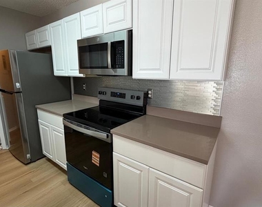 2260 Cascades Boulevard - Photo Thumbnail 3