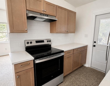 1607 Dauphin Lane - Photo Thumbnail 5