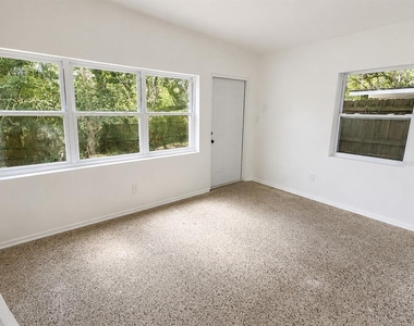 1607 Dauphin Lane - Photo Thumbnail 2