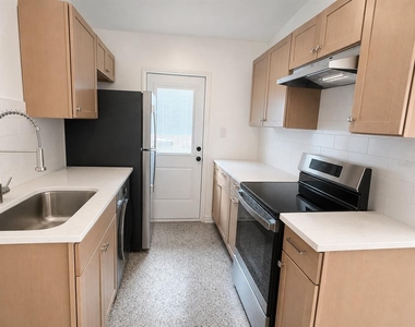 1605 Dauphin Lane - Photo Thumbnail 4