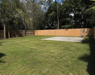 1605 Dauphin Lane - Photo Thumbnail 9