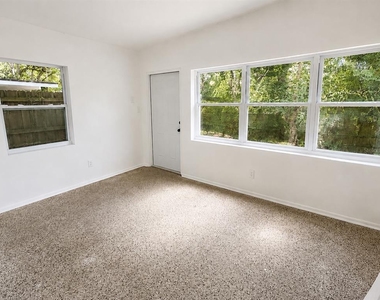 1605 Dauphin Lane - Photo Thumbnail 3