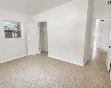 1605 Dauphin Lane - Photo Thumbnail 7