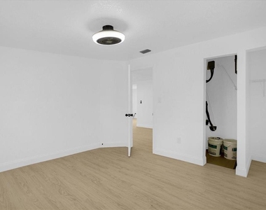812 W Miller Street - Photo Thumbnail 17