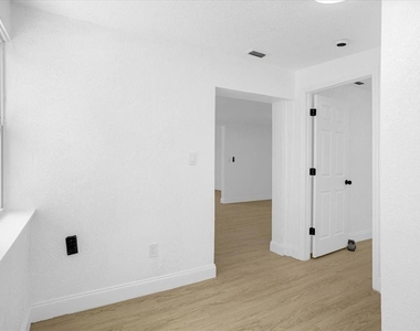812 W Miller Street - Photo Thumbnail 14