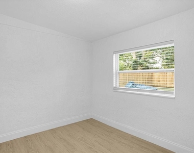 812 W Miller Street - Photo Thumbnail 22