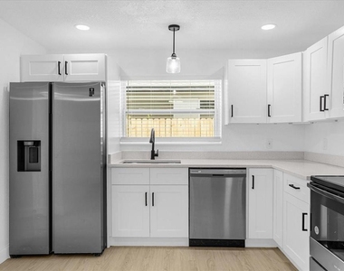 812 W Miller Street - Photo Thumbnail 12