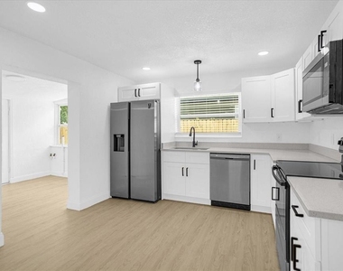 812 W Miller Street - Photo Thumbnail 13