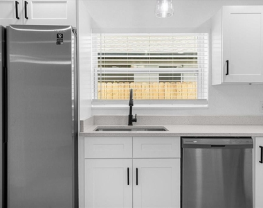 812 W Miller Street - Photo Thumbnail 11