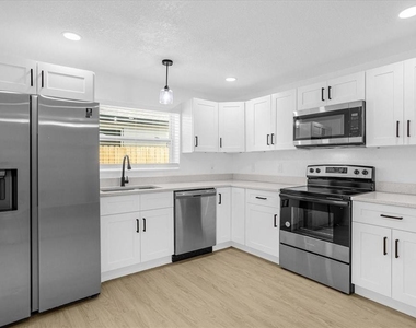 812 W Miller Street - Photo Thumbnail 8