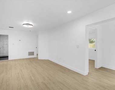 812 W Miller Street - Photo Thumbnail 23